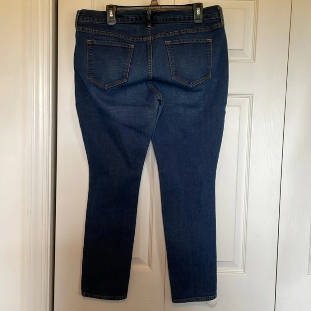 Women's 14 short Old Navy Original mid rise Jeans Medium wash taper leg spandex